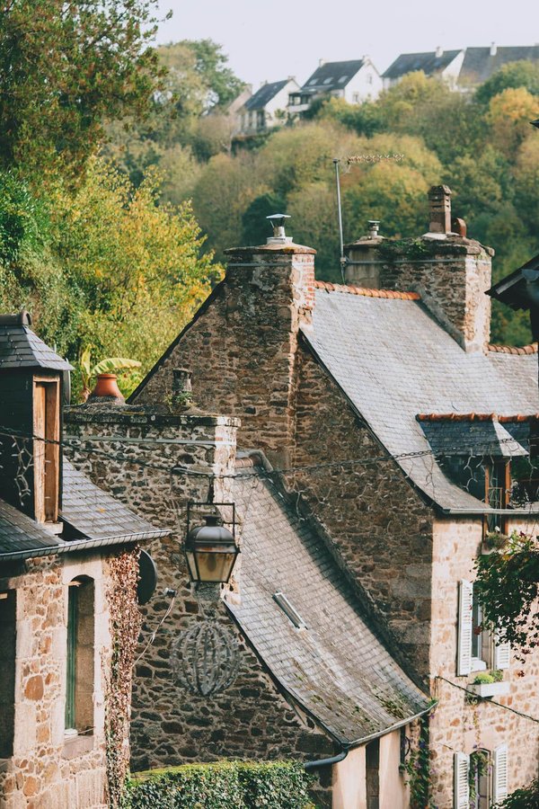 Quels sont les avantages de louer une maison de vacances en Bretagne avec des cours de voile?