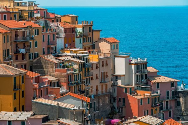 Comment explorer les villages historiques des Cinque Terre en Italie : sentiers et conseils pratiques ?
